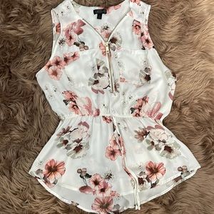 White dusty rose floral summer top. Size M